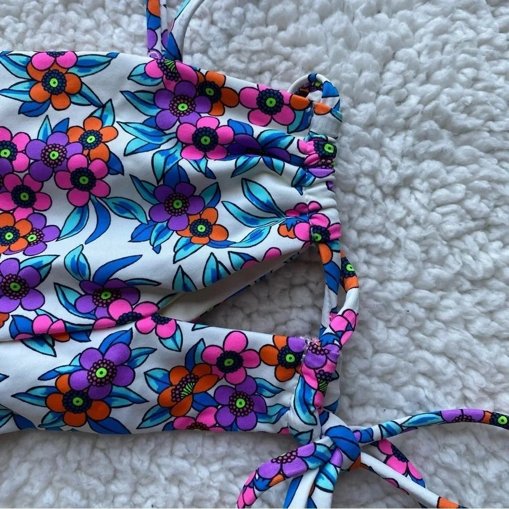NWOT Frankie’s Bikinis London Bikini top flower farm 14249